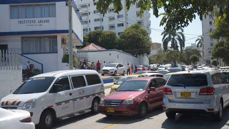 Quejas por 'caos vehicular' en zonas aledañas a colegios