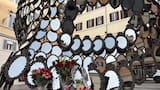 Flores y muestras de pesar ante la “Maison Valentino” de Roma por la muerte del diseñador