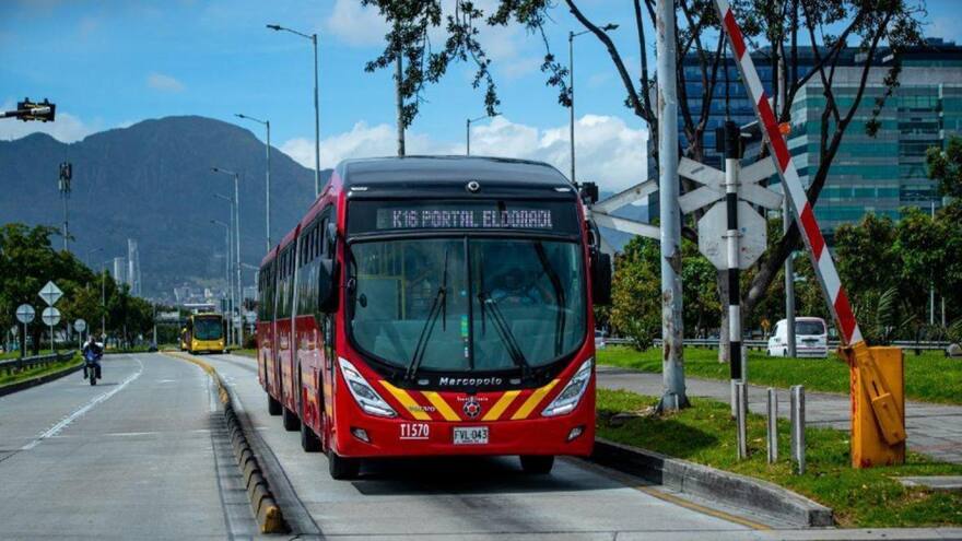 Muere estudiante tras resistirse a un robo y caer de bus de Transmilenio