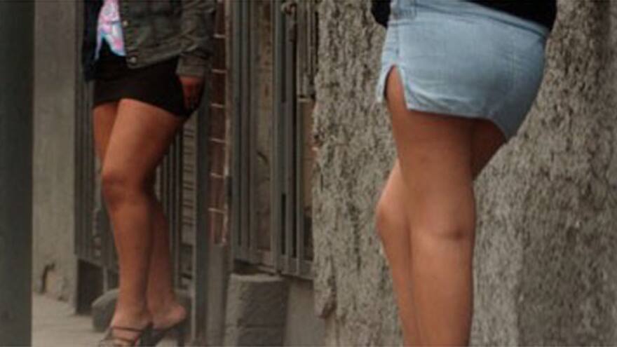 Trabajadoras sexuales realizaron un 'tetazo' frente al Parlamento argentino