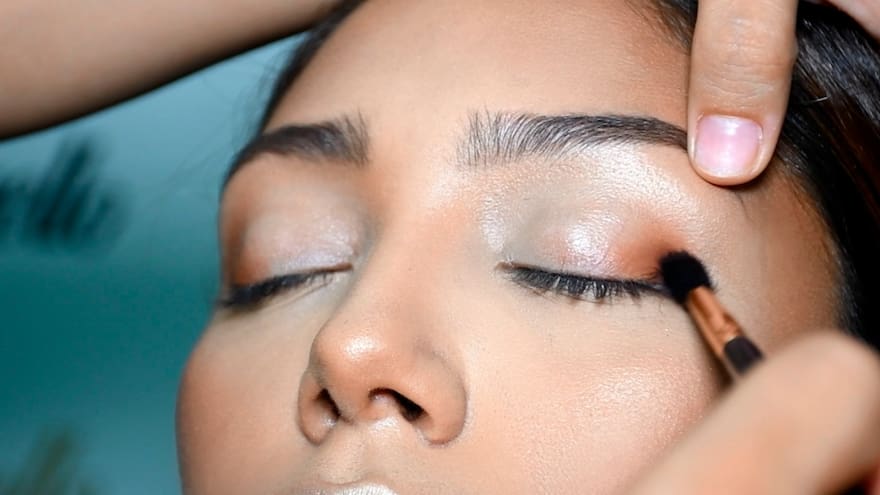 Aprende a realizar un maquillaje que resalte tus labios en tonos rojos