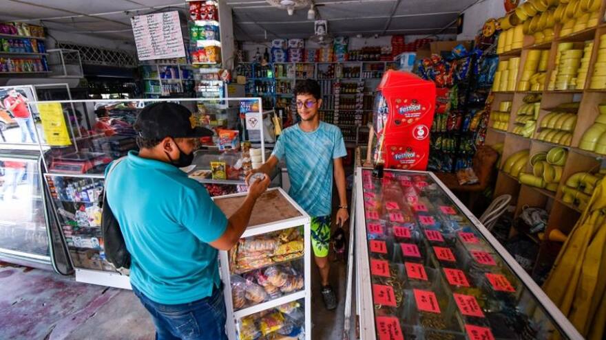 Reforma tributaria: representantes de tenderos y Fenalco entregan carta en el Congreso con más de 9.000 firmas para que no se graven los productos ultraprocesados