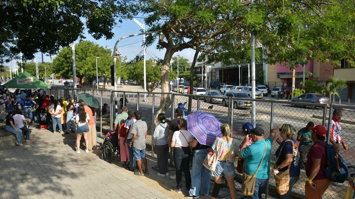 Largas filas en las afueras del Romelio Martínez para reclamar boletas para el Bando