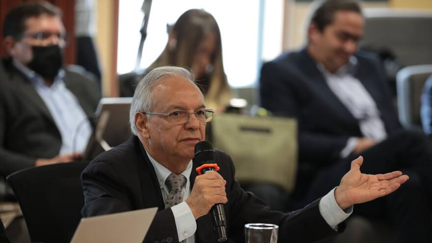 Minhacienda anuncia devolución de retención en la fuente a petroleras y carboneras tras fallo de la corte