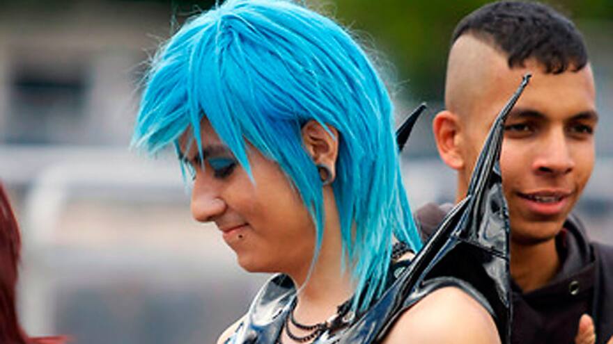 A estudiantes con el cabello pintado no se les puede prohibir entrada a los colegios: Corte