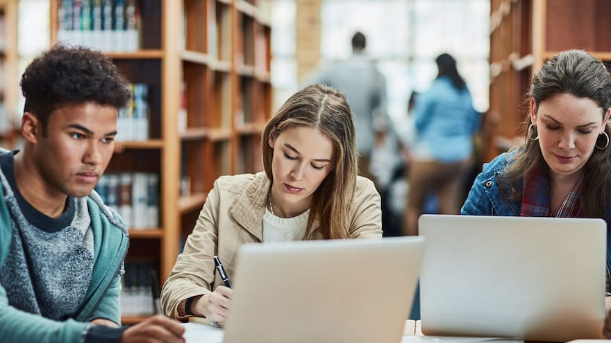 Estas son las carreras que podrían tener menos oportunidades en 2026, según la IA