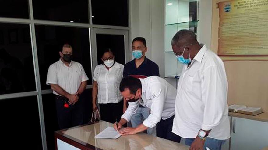 Firman convenio para realizar caracterización de la comunidad de Tabaco