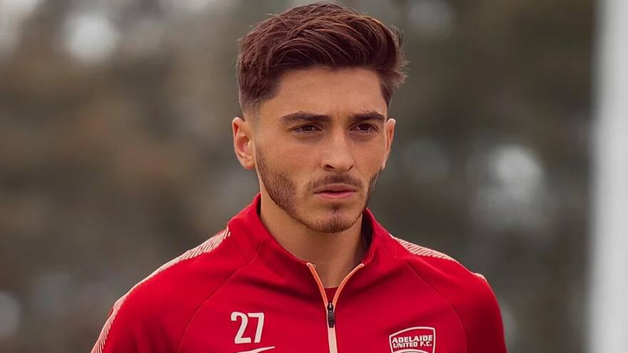 El primer futbolista en declarase gay, Josh Cavallo, recibió amenazas de muerte