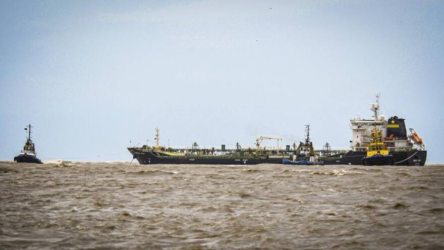 Desencallan buque que llevaba una semana varado en Bocas de Ceniza