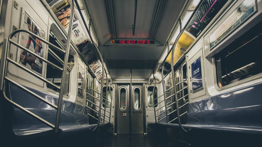 Policía y guardia nacional custodian el metro de Nueva York, EE. UU.