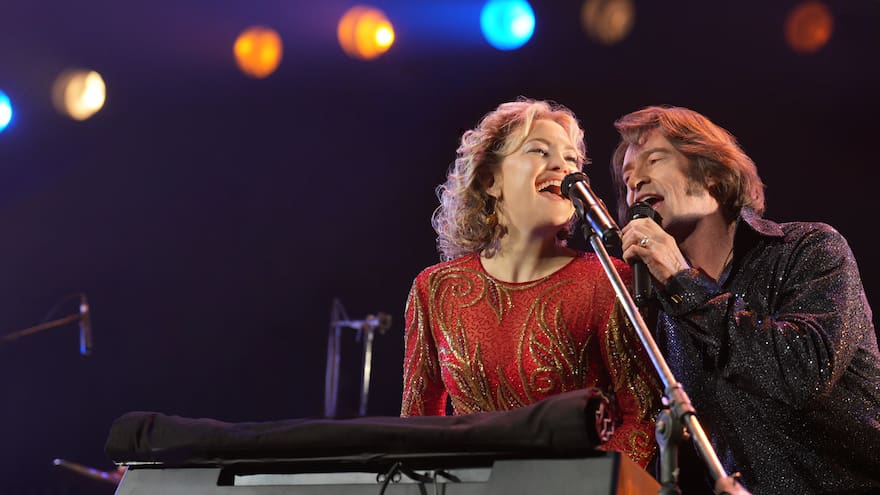 Hugh Jackman y Kate Hudson brillan juntos con su nueva película ‘Song Sung Blue’