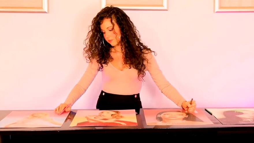 Artista utiliza sus manos y pies para crear obras de arte