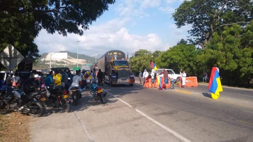 Siguen los bloqueos en vías de Santa Marta por falta de servicios públicos