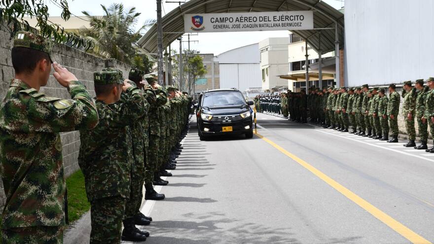 Con honores militares despiden a los uniformados fallecidos en accidente