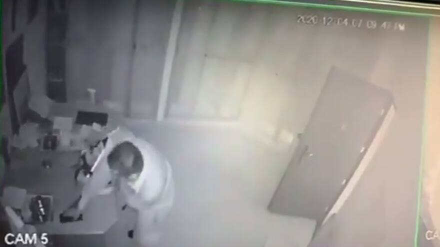 Hombre roba dentro de la parroquia Espíritu Santo en plena misa