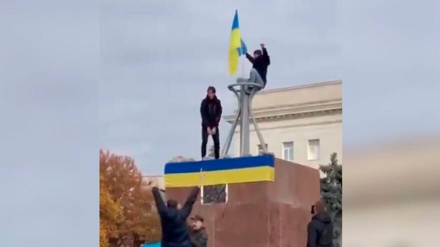 Ucrania iza su bandera en Jersón tras retirada rusa