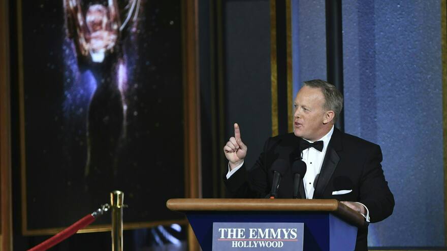 Sean Spicer sazona unos Emmys muy políticos
