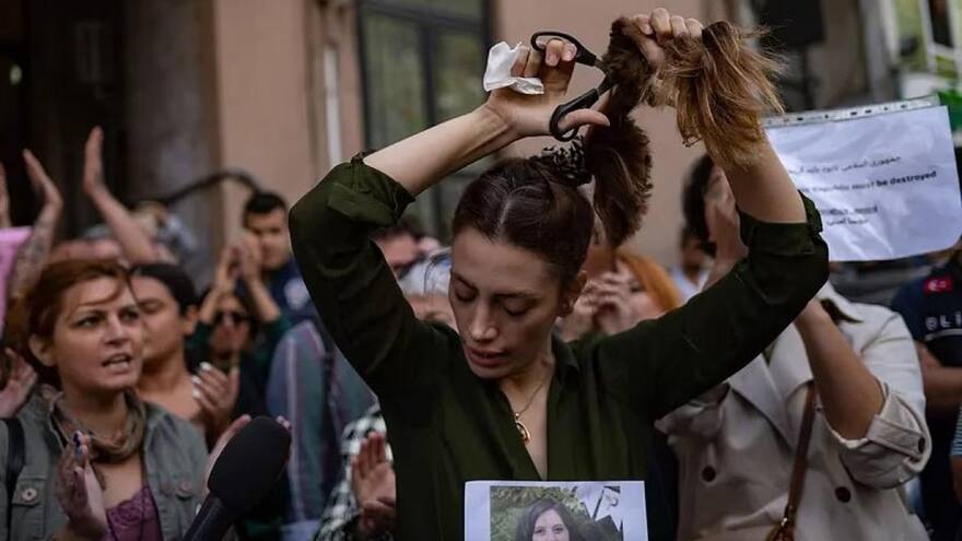 La mujer iraní recogiéndose el pelo no es la joven supuestamente asesinada