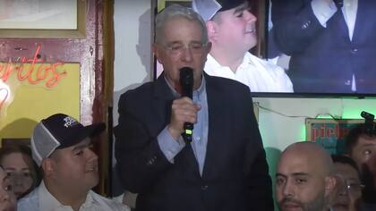 “Si Maduro es un blanco legítimo de los Estados Unidos, ¿cuál es la razón para que nosotros vayamos a defenderlo?”: Uribe