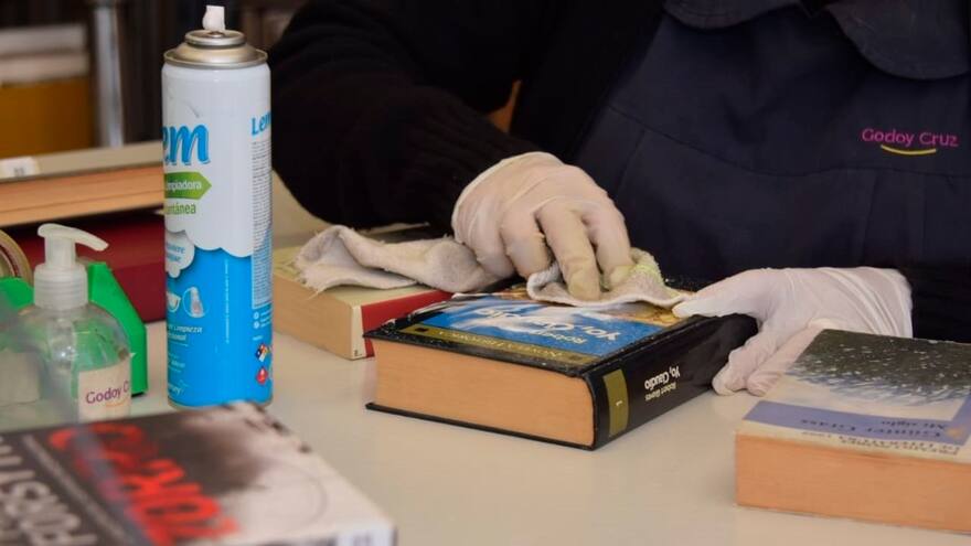 La biblioteca argentina que reparte libros puerta a puerta por el coronavirus