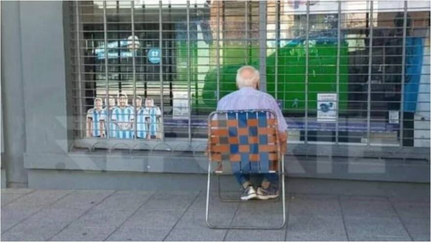 Abuelito en Argentina vio el Mundial de Qatar desde la ventana de una tienda de electrodomésticos