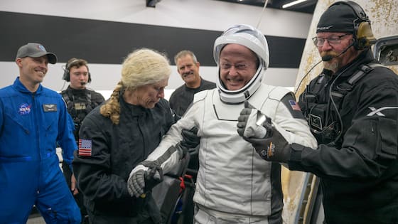 La Crew-11, con un astronauta enfermo, regresa a la Tierra en un amerizaje perfecto
