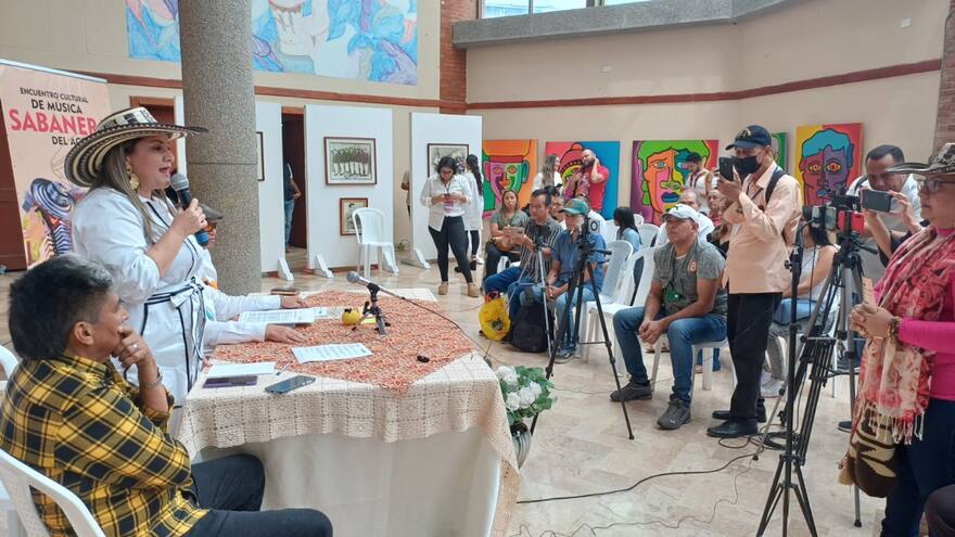 Esposa de Calixto Ochoa agradece el homenaje en su honor