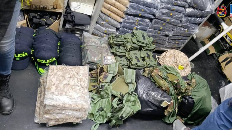 Fiscalía incauta más de 2 toneladas de uniformes militares y cartuchos en Bogotá