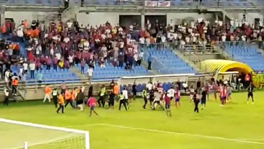 Suspenden partido Unión-Bucaramanga por pelea entre jugadores e hinchas del ‘Ciclón’