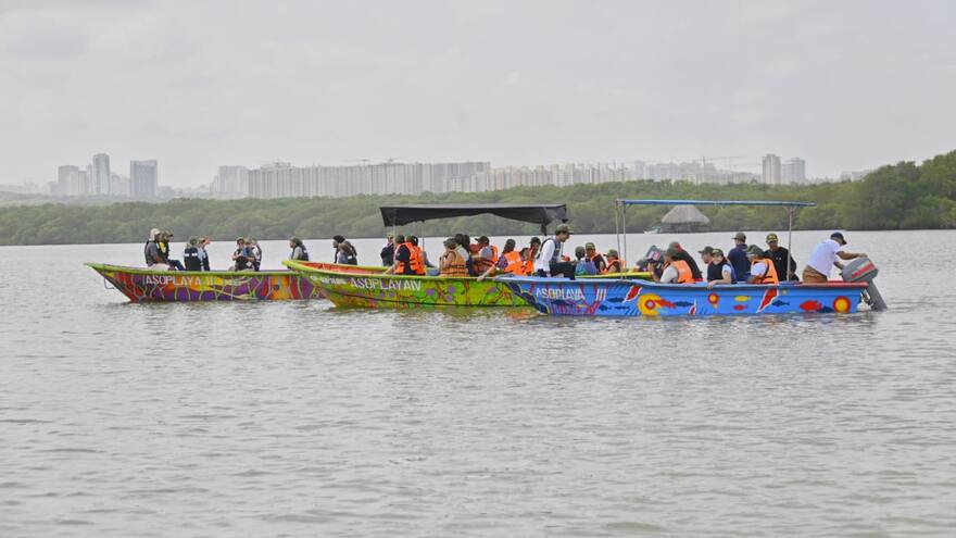 El arte barranquillero flota en la Ciénaga de Mallorquín