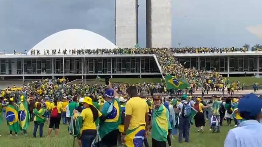 Seguidores de Jair Bolsonaro invadieron el Congreso de Brasil en protesta contra presidente Lula