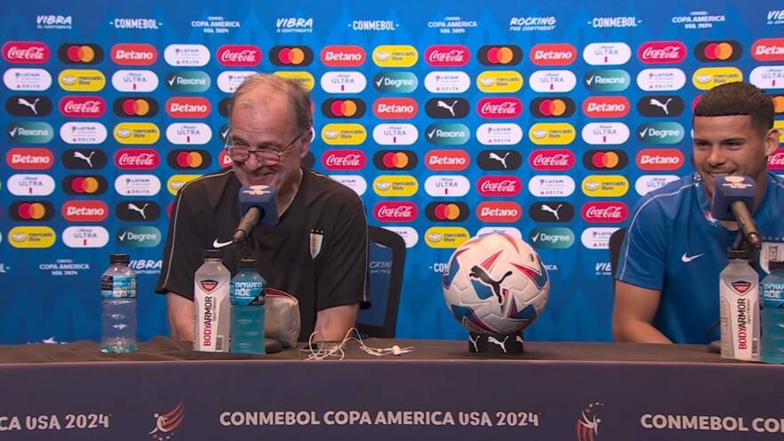 Marcelo Bielsa se burla de la pregunta del periodista colombiano Jaime Orlando Dinas antes del partido Colombia vs. Uruguay en la Copa América