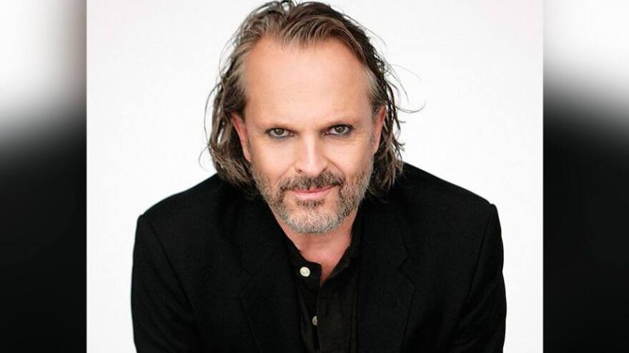 Miguel Bosé denuncia extorsión por fotos de sus hijos