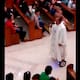 Un cura filipino fue sancionado por oficiar misa montado en patineta eléctrica