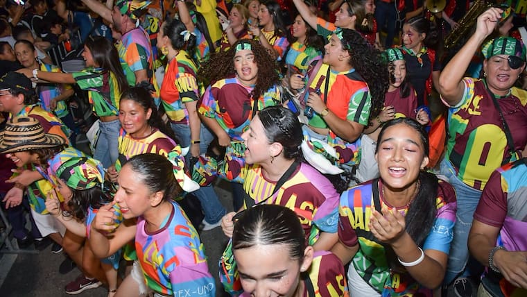Los disfraces y la alegría se tomaron el Gran Malecón en el desfile de Cantores Killeros
