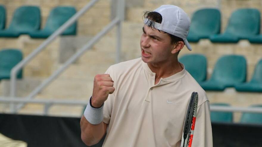 Ian Mayew frena al coreano Hoyoung Roh y grita campeón en el Mundial