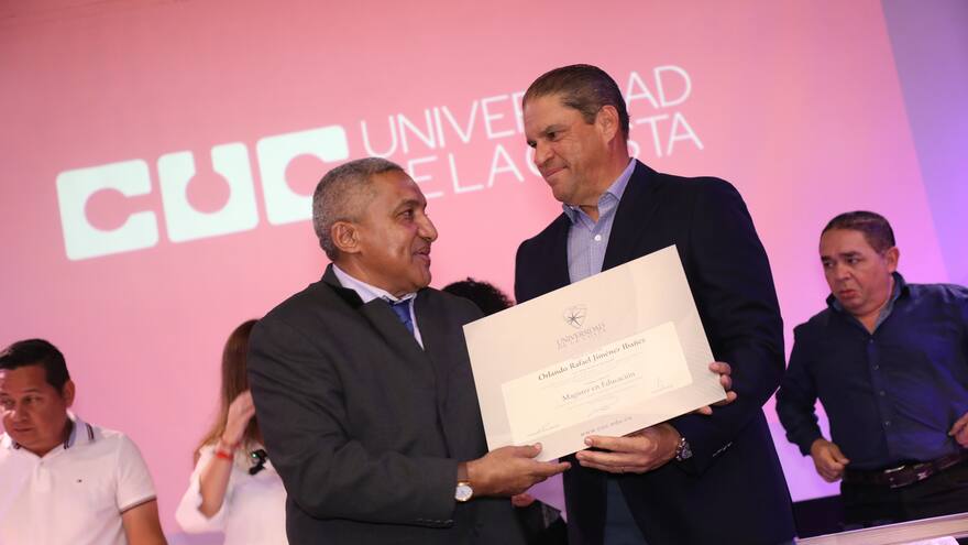 Más de 100 docentes del Distrito reciben su título de Maestría en Educación