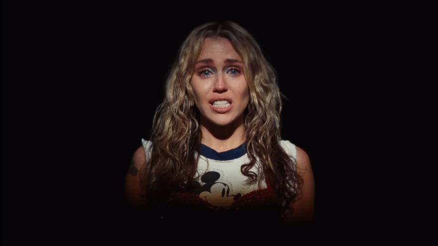 Miley Cyrus llora en videoclip de su nueva canción ‘Used To Be Young’
