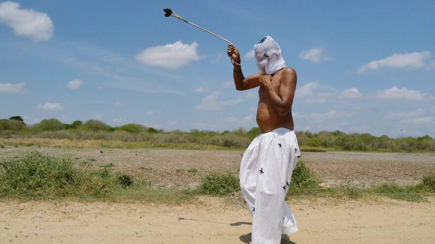 Los penitentes flagelan su fe en Santo Tomás