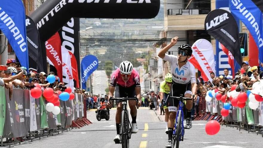 El colombiano Marco Tulio Suesca celebra en la Vuelta a Ecuador