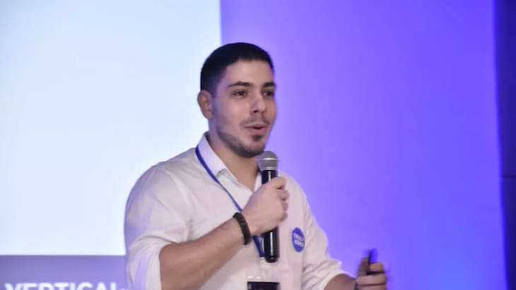 Óscar Abuchaibe: un barranquillero que conecta a los jóvenes con un mejor futuro académico