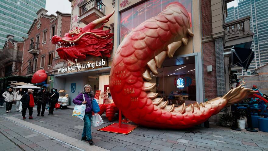China celebra el Año Nuevo Lunar con la bienvenida al dragón