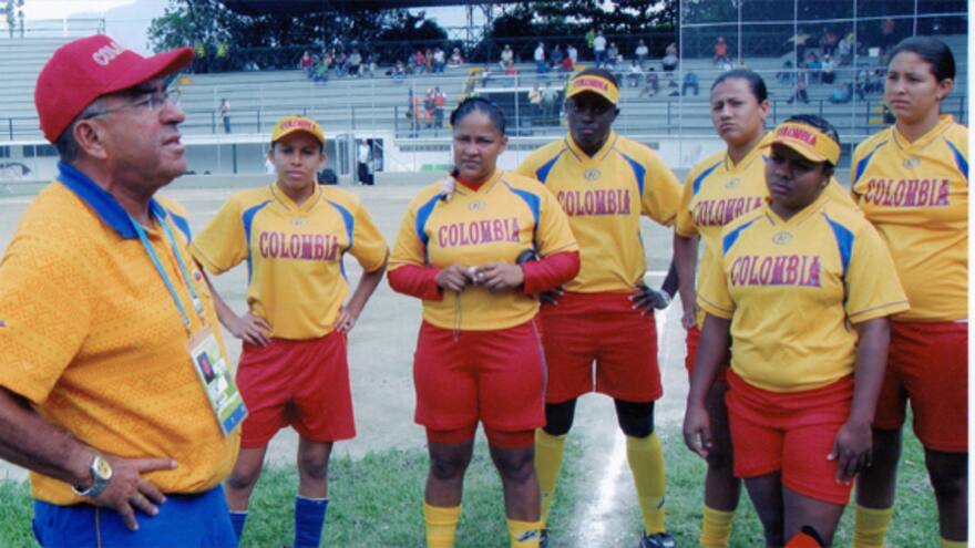 Guillermo Bonfante, el cartagenero que le da vida al softbol femenino