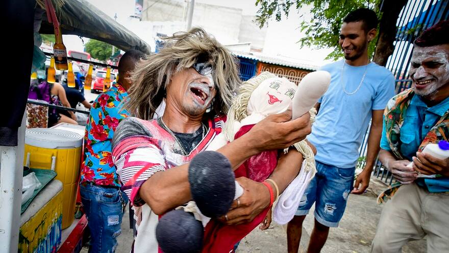 El uso de los disfraces en los barrios que le da un susto a la pobreza