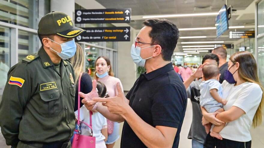 Tras denunciar amenazas, el gobernador Carlos Caicedo regresó al país