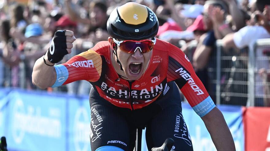 Jonathan Milan se apunta el primer esprint del Giro y Evenepoel sigue líder