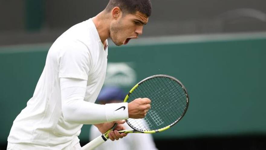 Alcaraz elude la derrota en un exigente debut de Wimbledon