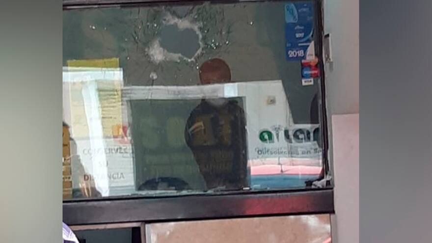 Con un mazo atracan local de giros