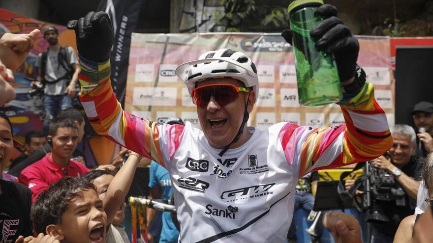 223 escalones en 8 minutos en bicicleta, la nueva hazaña de un colombiano