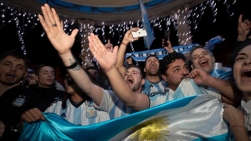 Video: autoridades de Qatar buscan a hincha de Argentina que levantó su camiseta en la celebración contra Francia